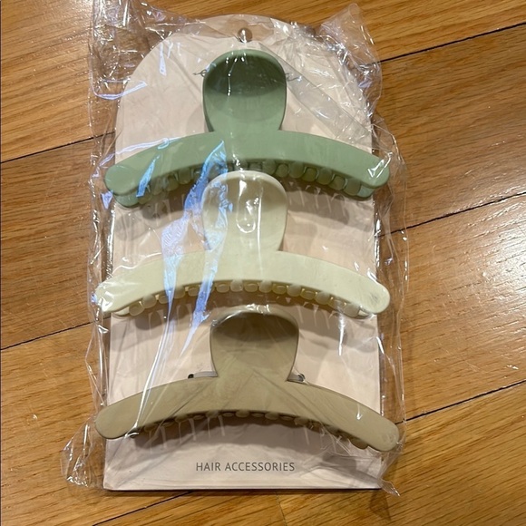 ettika Accessories - Set of 3 Green Hair Clips